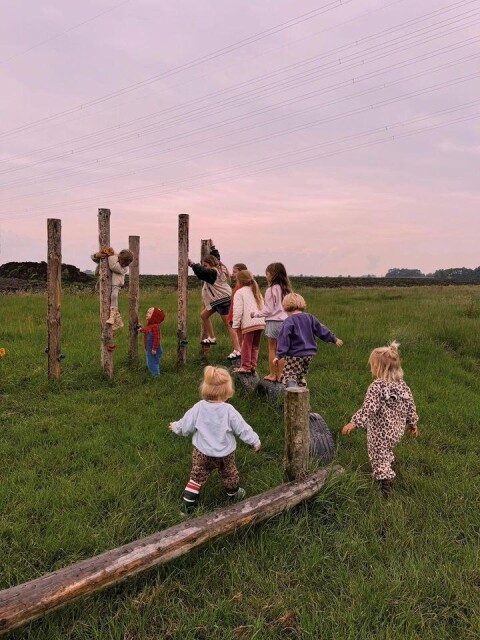Kinderen in natuurspeeltuin